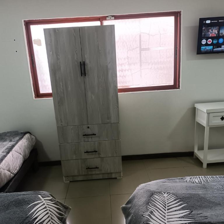 Hostal O'Higgins - Family Room with Private Bathroom - 2