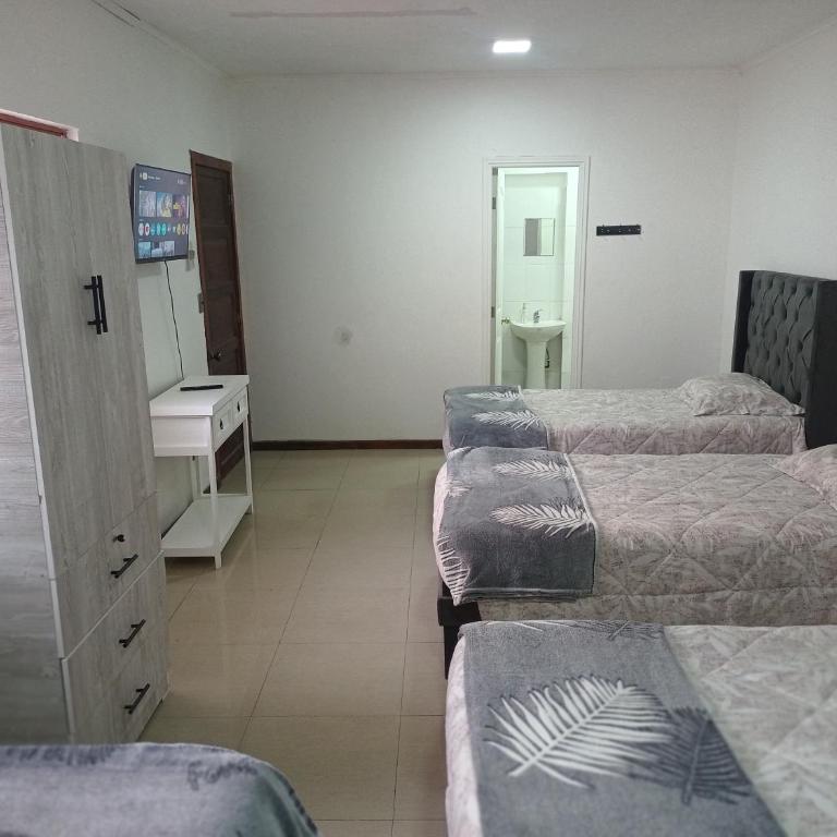Hostal O'Higgins - Family Room with Private Bathroom - 4