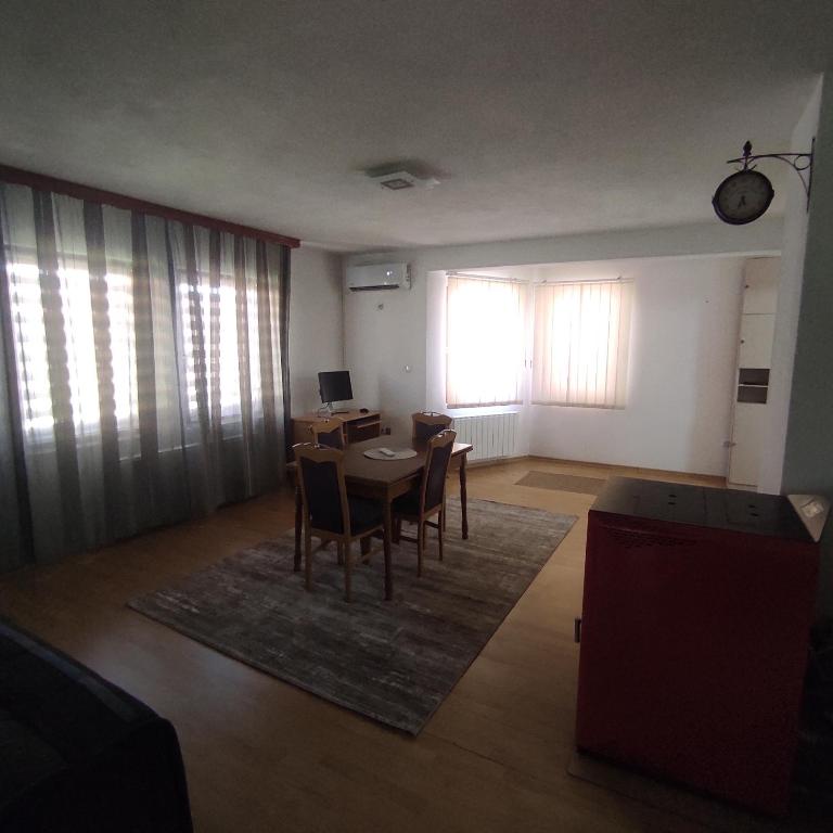 Sanac - Apartman sa 2 Spavaće Sobe i Balkonom - 4