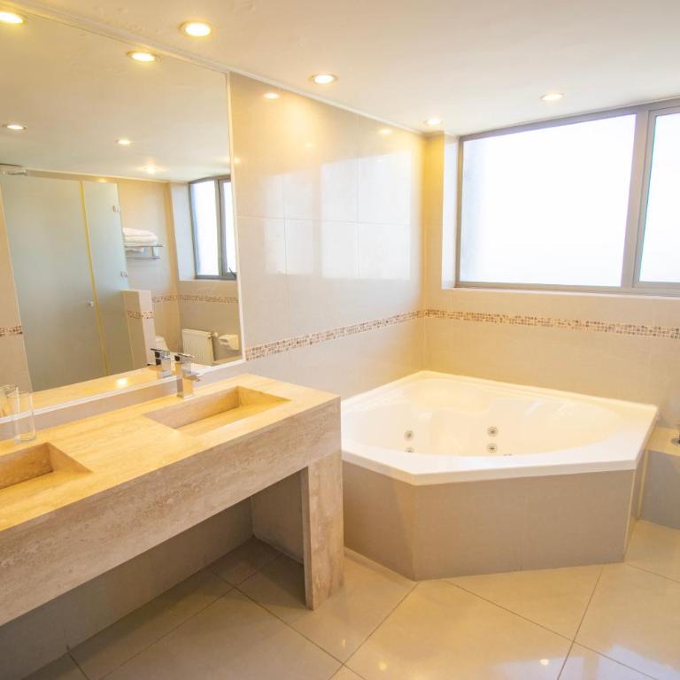 Hotel Frontera - Suite with Hot Tub - 4