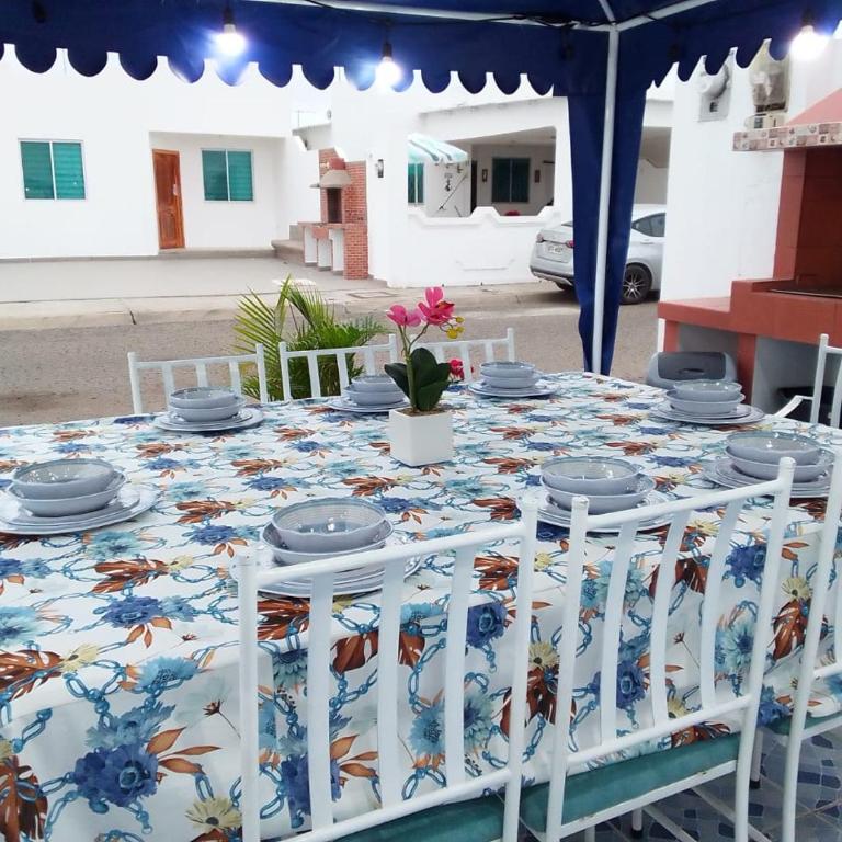 Alquilo acogedora villa Familiar en Salinas, a pocos minutos de centro comercial y playas! - Villa de 3 dormitorios - 4