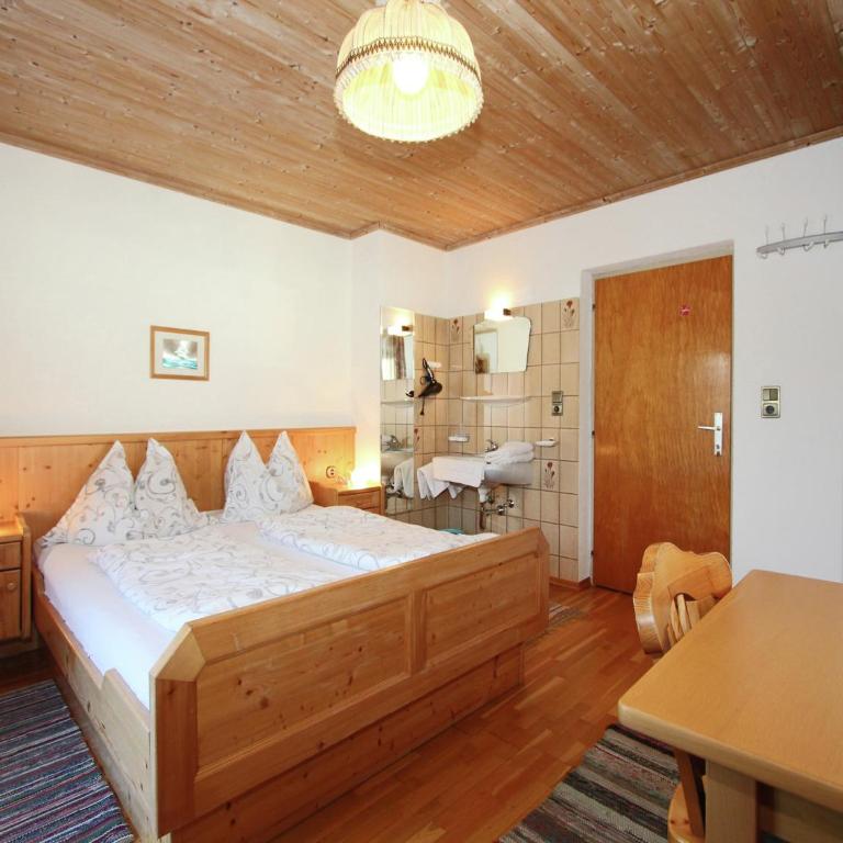 Chalet in Fügen near Ski Lift Spieljoch - Six-Bedroom Apartment - 24