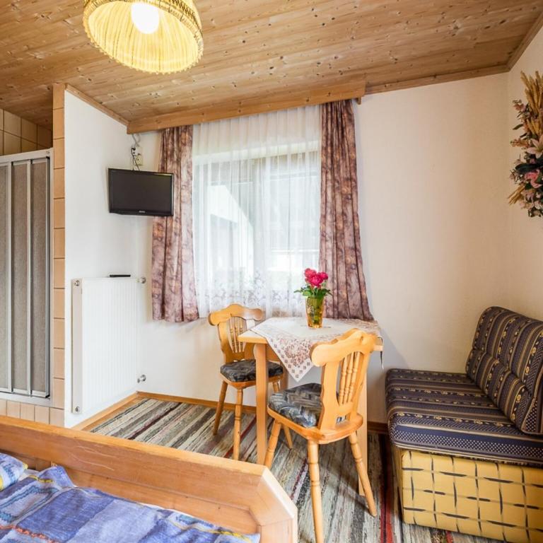 Chalet in Fügen near Ski Lift Spieljoch - Six-Bedroom Apartment - 19