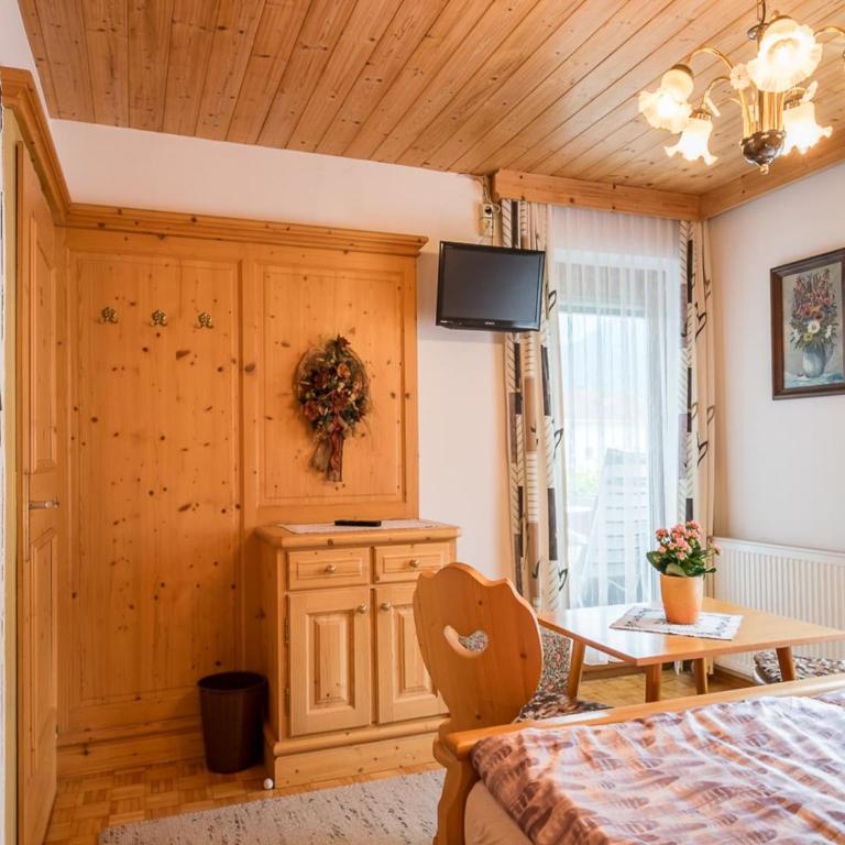 Chalet in Fügen near Ski Lift Spieljoch - Six-Bedroom Apartment - 12