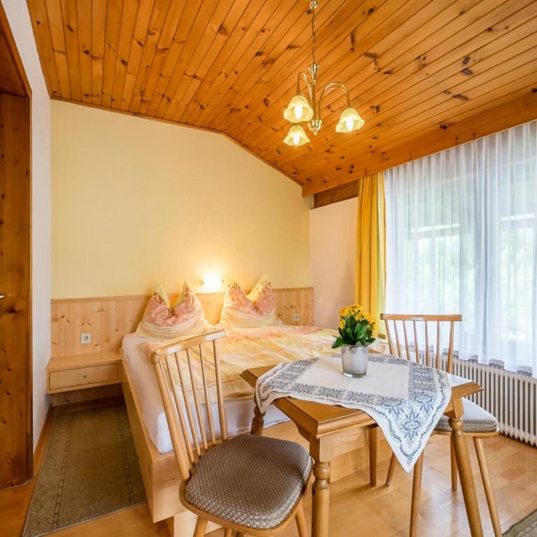 Chalet in Fügen near Ski Lift Spieljoch - Six-Bedroom Apartment - 20