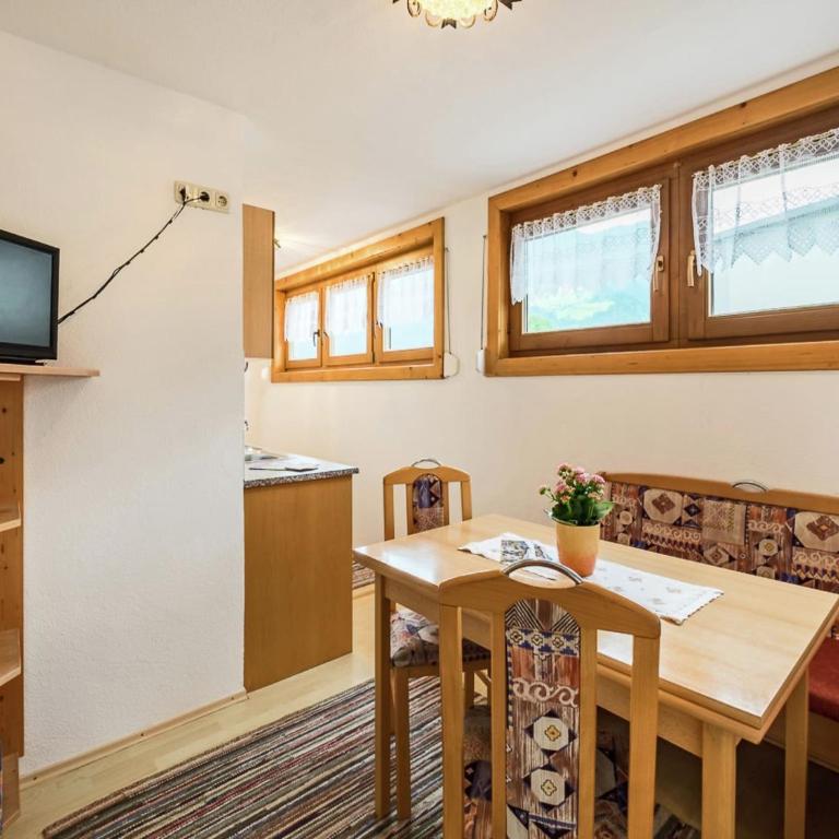 Chalet in Fügen near Ski Lift Spieljoch - Six-Bedroom Apartment - 7