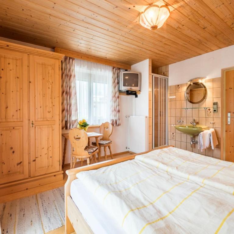 Chalet in Fügen near Ski Lift Spieljoch - Six-Bedroom Apartment - 13