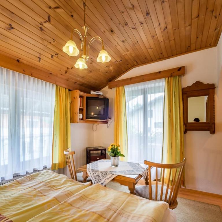 Chalet in Fügen near Ski Lift Spieljoch - Six-Bedroom Apartment - 21