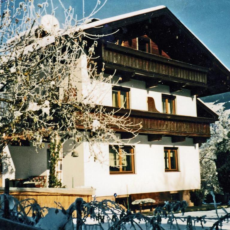 Chalet in Fügen near Ski Lift Spieljoch - Six-Bedroom Apartment - 31