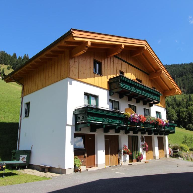 Modern Holiday Home in Maria Alm near Ski Area - Ferienhaus mit 7 Schlafzimmern - 8