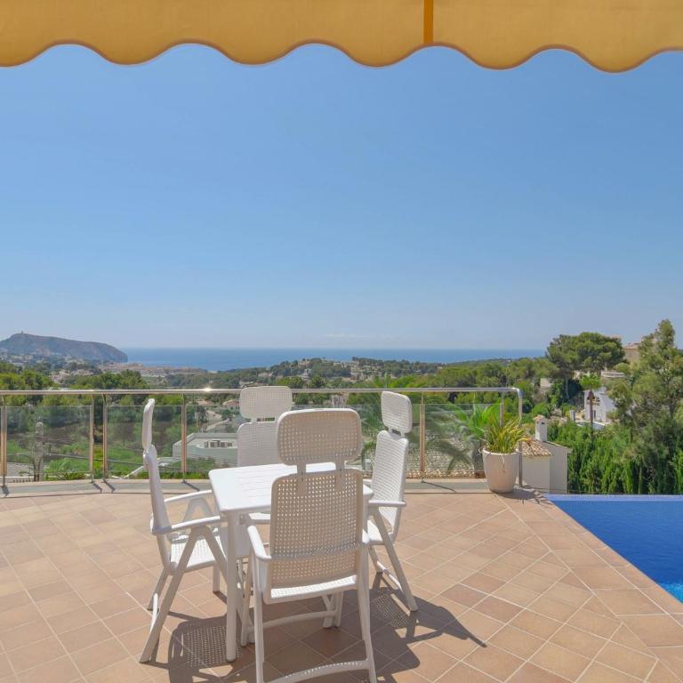 Unique villa in Moraira with infinity pool - Three-Bedroom Villa - 11