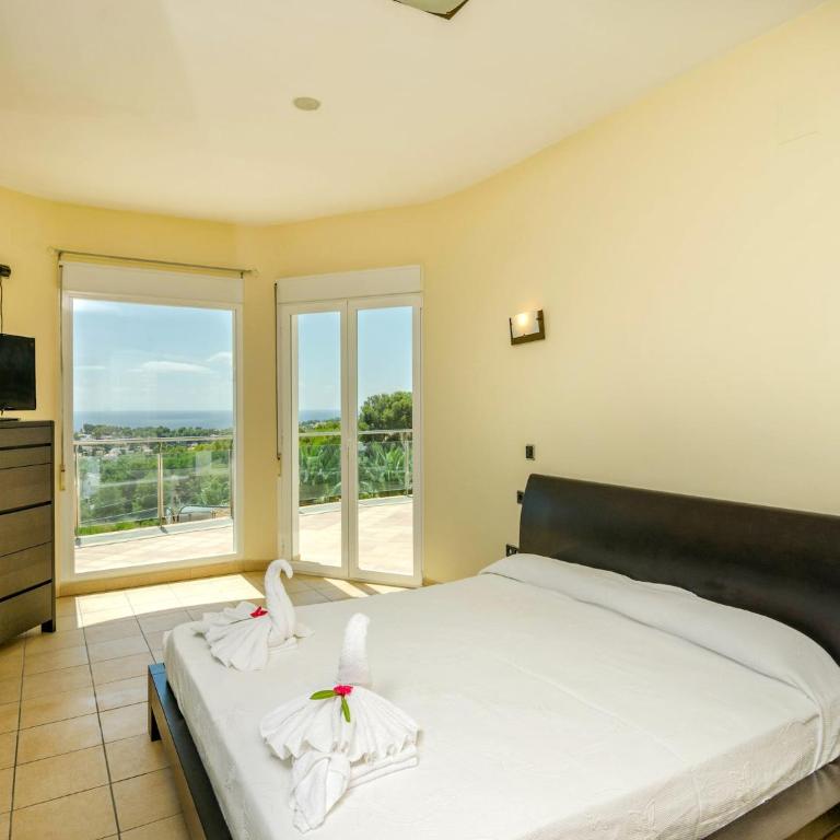 Unique villa in Moraira with infinity pool - Three-Bedroom Villa - 7