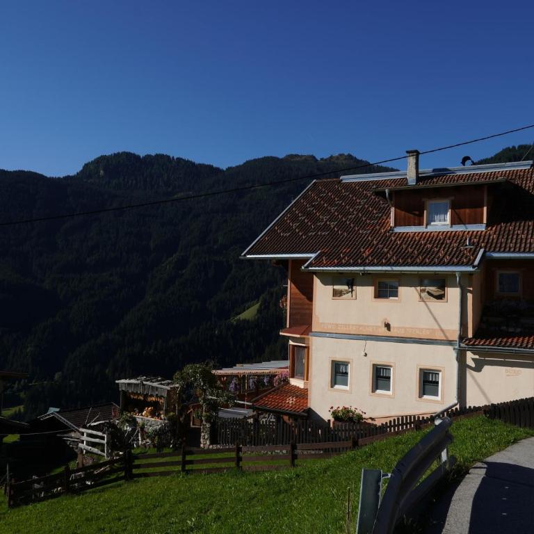 Group Holiday Home in Hippach with dreamy views - Apartment mit 5 Schlafzimmern - 5