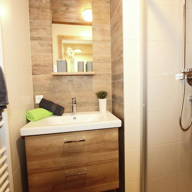 Spacious Holiday Home near Ski Area in Kaltenbach - Four-Bedroom Apartment - 29
