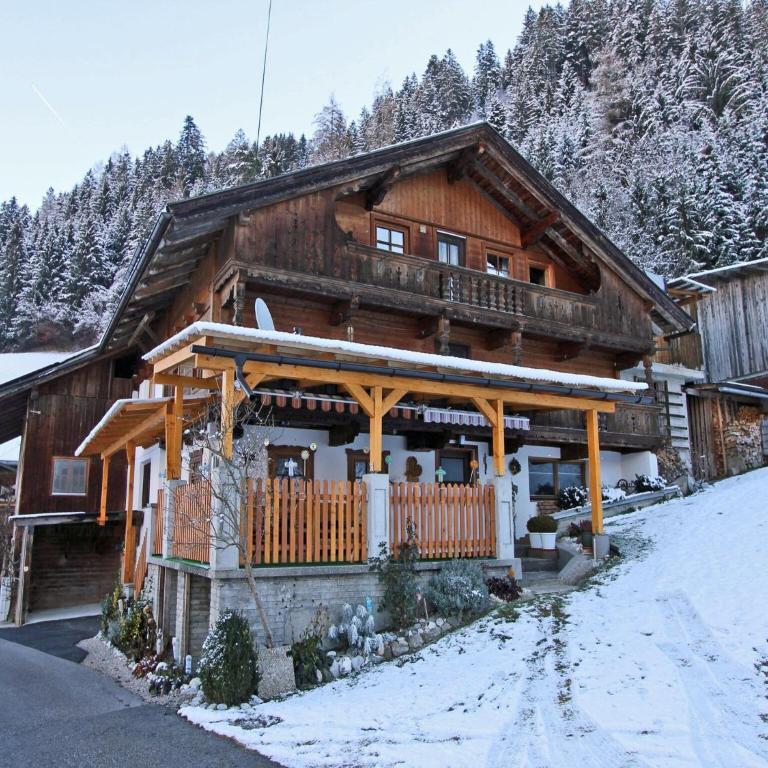 Spacious Holiday Home near Ski Area in Kaltenbach - Three-Bedroom Apartment - 1