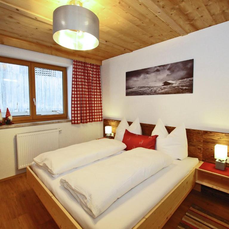 Spacious Holiday Home near Ski Area in Kaltenbach - Four-Bedroom Apartment - 24