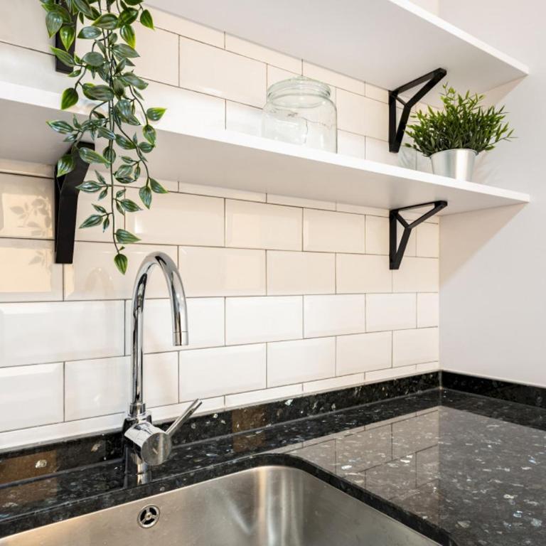 Spacious Bright-3Bedrooms 2Bathrooms-Av. America - Three-Bedroom Apartment - 7