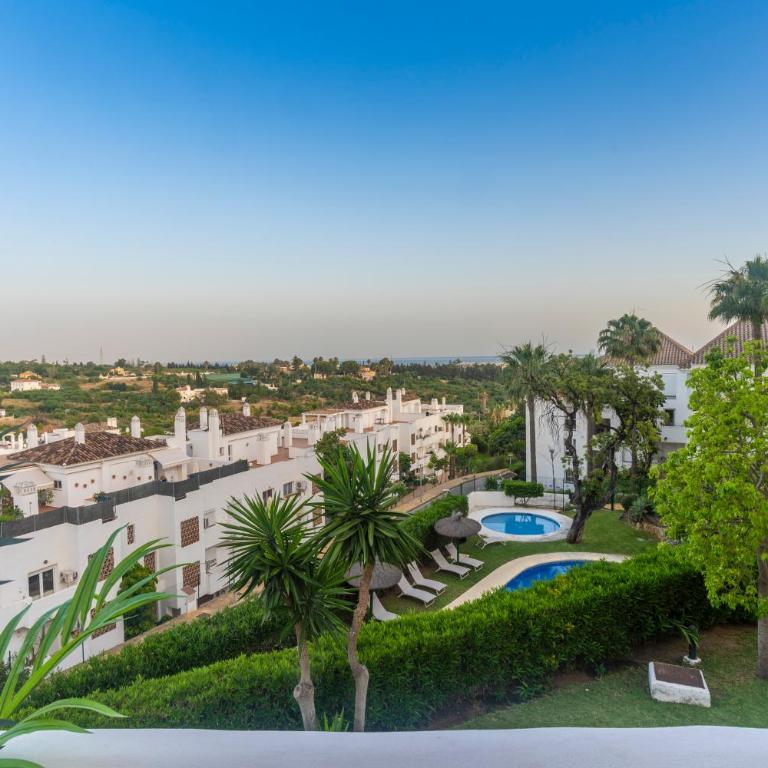 Atico Dúplex en Estepona con Vistas al Mar y Montaña a 10 min de la Playa - Apartamento de 3 dormitorios - 60