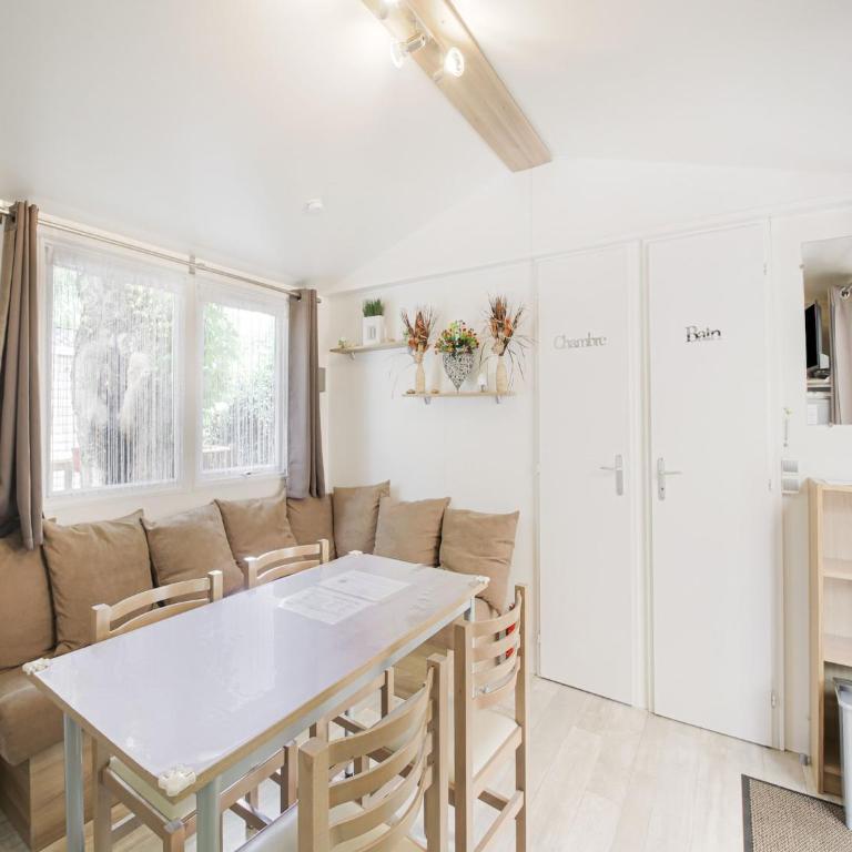 Swanky Mobile Home in Saint Jean de Monts near Seabeach - Chalet 3 Chambres - 8