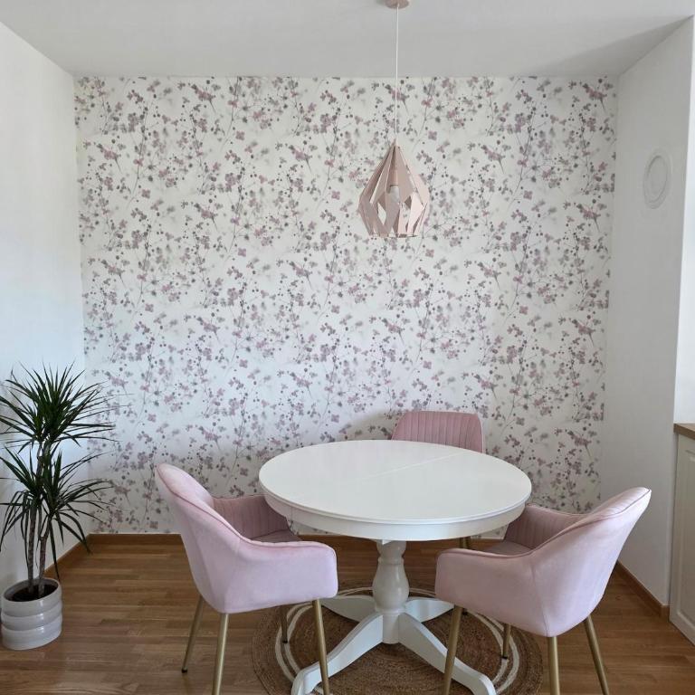 Cozy Home II - One-Bedroom Apartment - 27