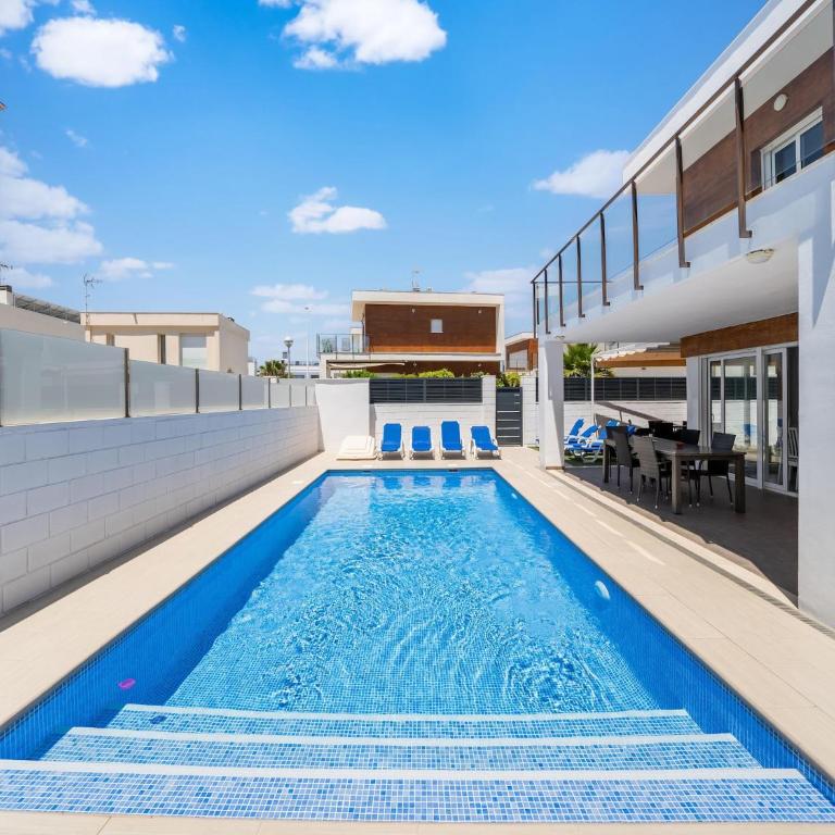 Sunny Villa with Private Pool - Four-Bedroom Villa - 15