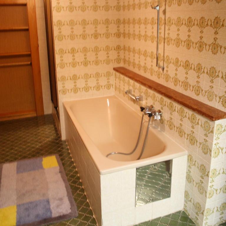 Large holiday home with plenty of privacy - Four-Bedroom Apartment - 12
