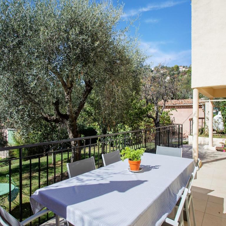 Cozy Hillside Escape in Berre - Two-Bedroom Holiday Home - 23