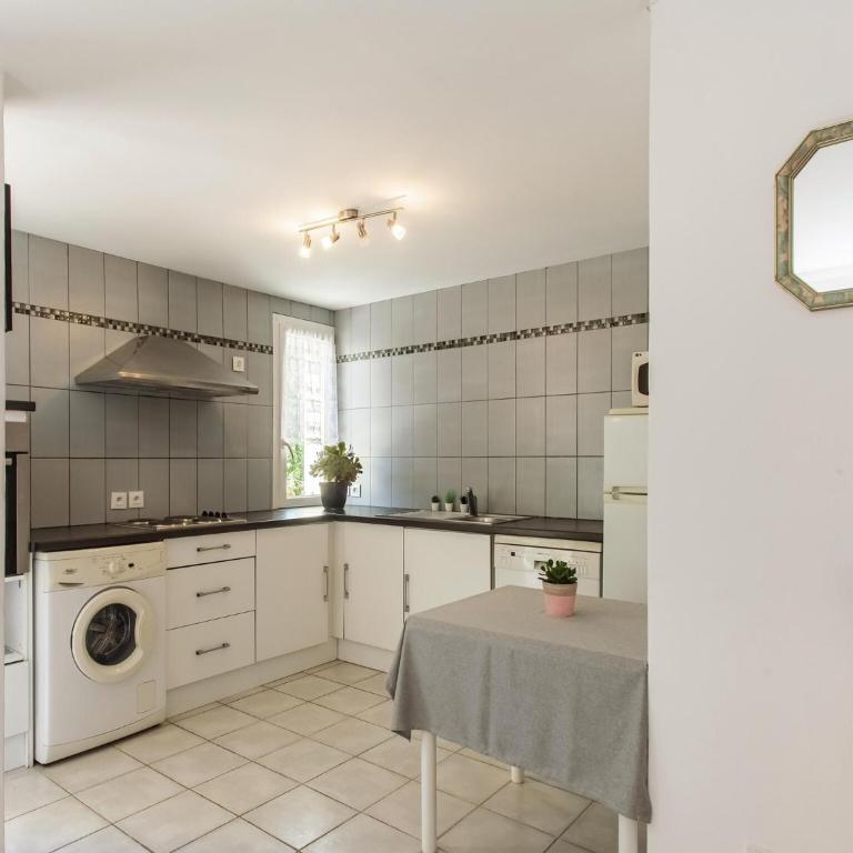 Cozy Hillside Escape in Berre - Two-Bedroom Holiday Home - 15