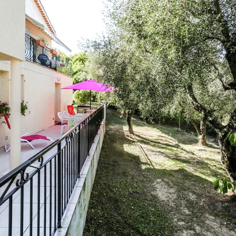 Cozy Hillside Escape in Berre - Two-Bedroom Holiday Home - 5
