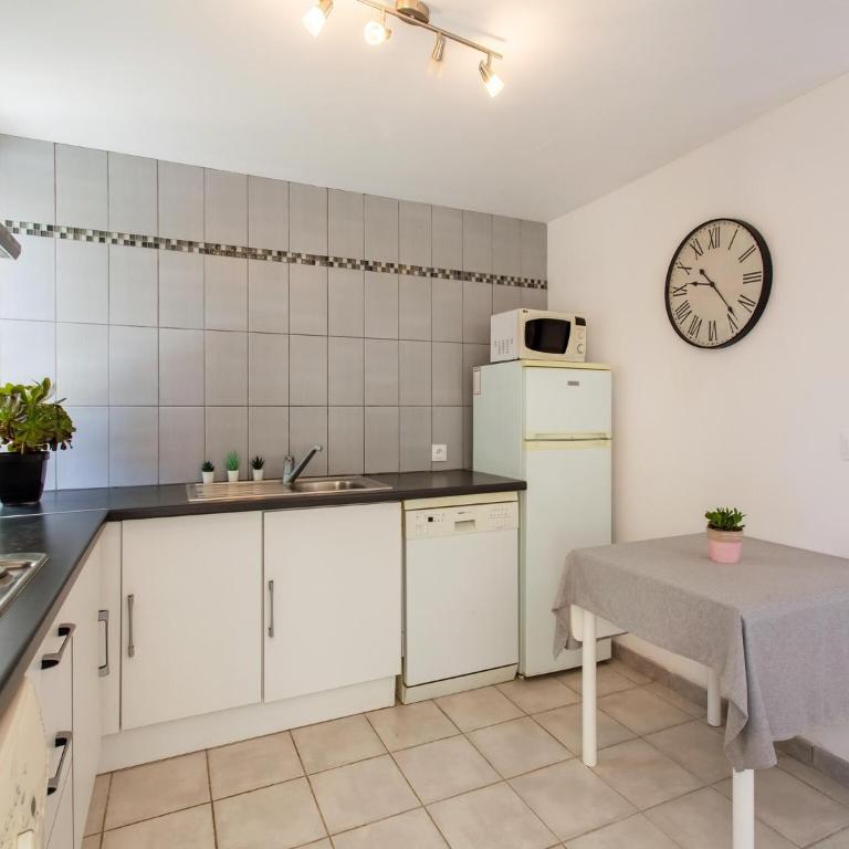 Cozy Hillside Escape in Berre - Two-Bedroom Holiday Home - 9