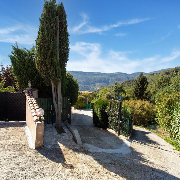 Cozy Hillside Escape in Berre - Two-Bedroom Holiday Home - 6