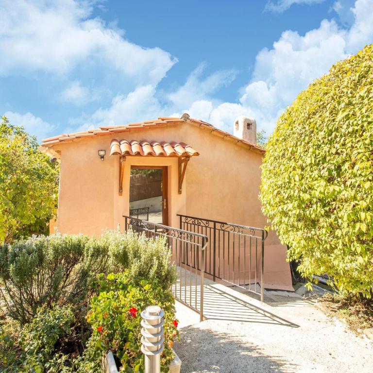 Cozy Hillside Escape in Berre - Two-Bedroom Holiday Home - 8