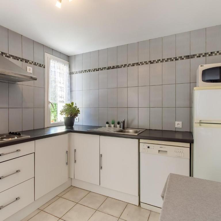 Cozy Hillside Escape in Berre - Two-Bedroom Holiday Home - 4