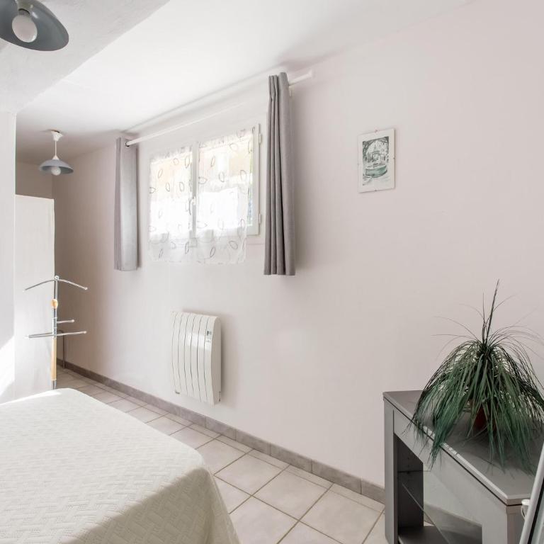 Cozy Hillside Escape in Berre - Two-Bedroom Holiday Home - 12