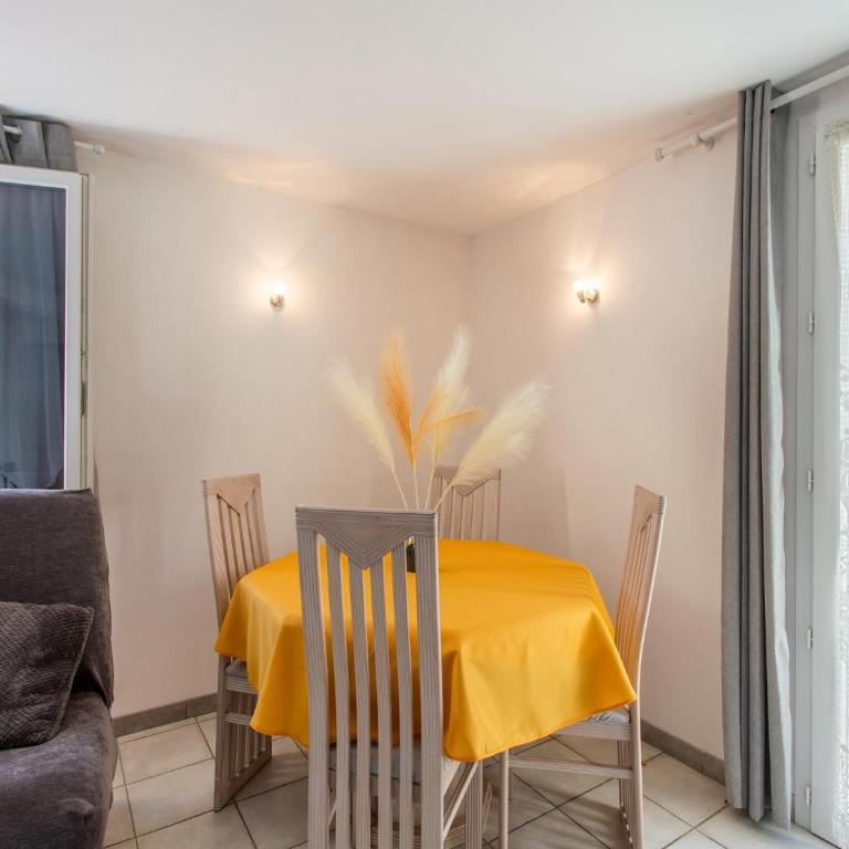 Cozy Hillside Escape in Berre - Two-Bedroom Holiday Home - 3