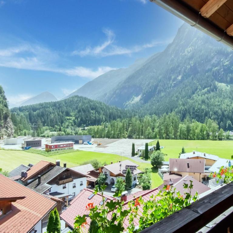 Chalet in Ötz near Hochötz Ski Lift - Four-Bedroom Vacation Home - 4