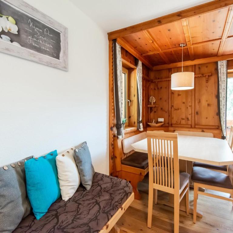 Chalet in Ötz near Hochötz Ski Lift - Four-Bedroom Vacation Home - 8