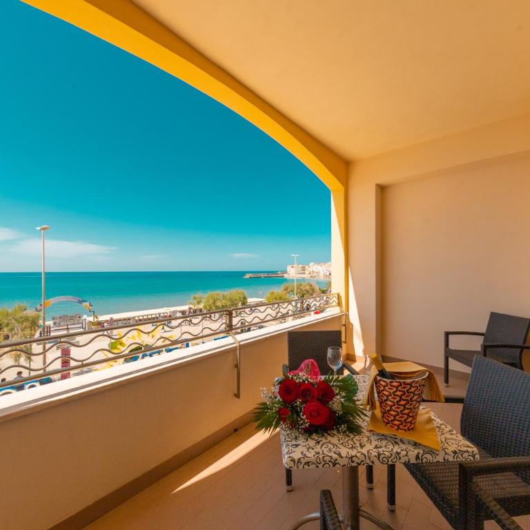 Hotel Riva Del Sole - Camera Tripla Superior con Vista Mare - 10