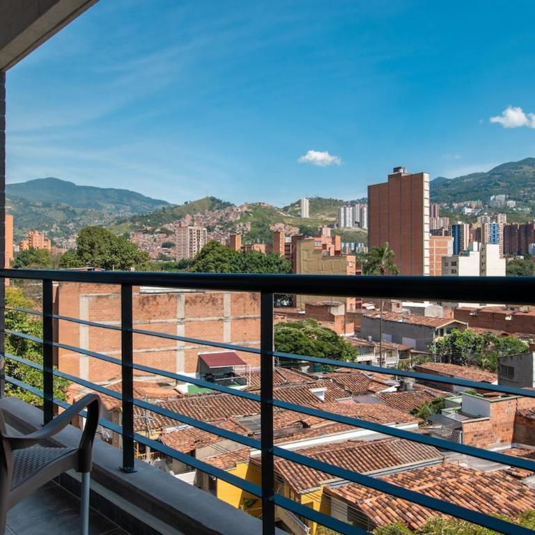Cozy Laureles Retreat, Stadium Vicinity - Two-Bedroom Apartment with City View - 11