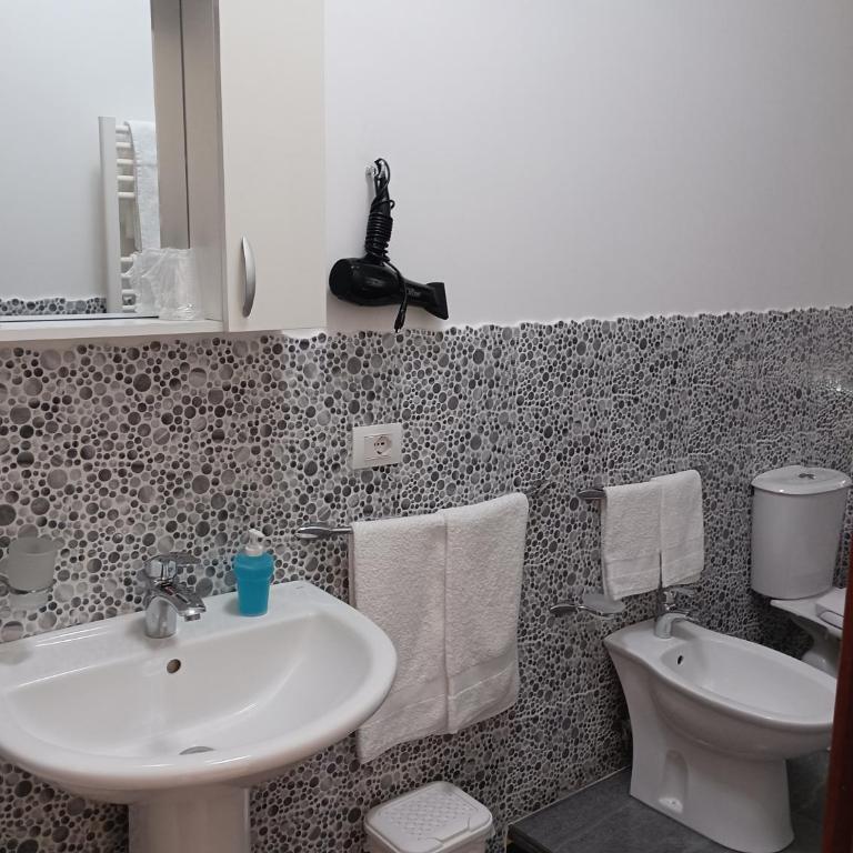 Al Chiaro Di Luna - Camera Matrimoniale/Doppia con Letti Singoli con Bagno Privato - 3