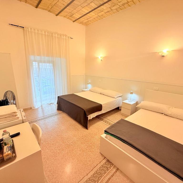 Roma Comfort Inn - Camera Quadrupla Economy con Bagno in Comune - 4