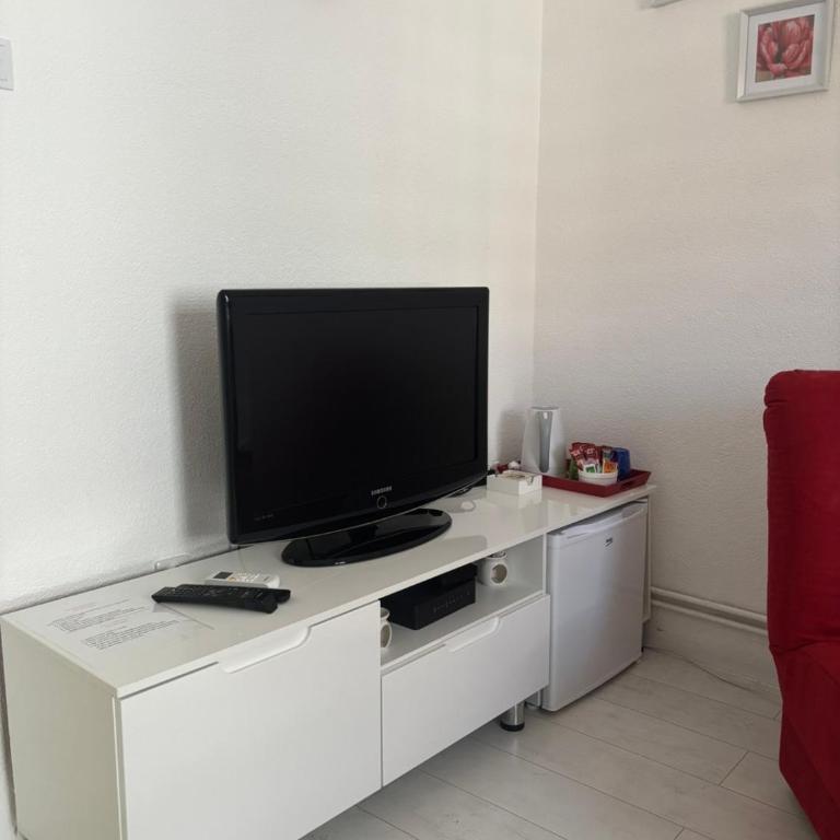Red Apartment - One-Bedroom Apartment - 10