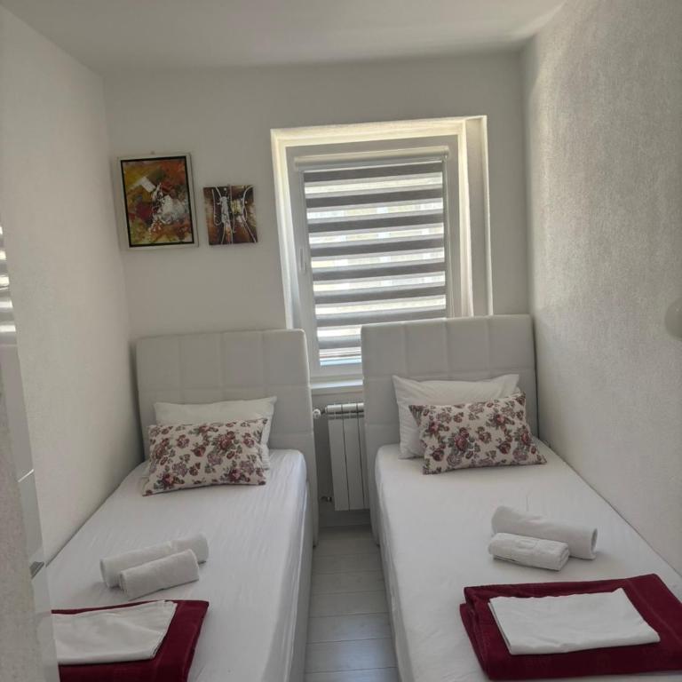 Red Apartment - One-Bedroom Apartment - 14