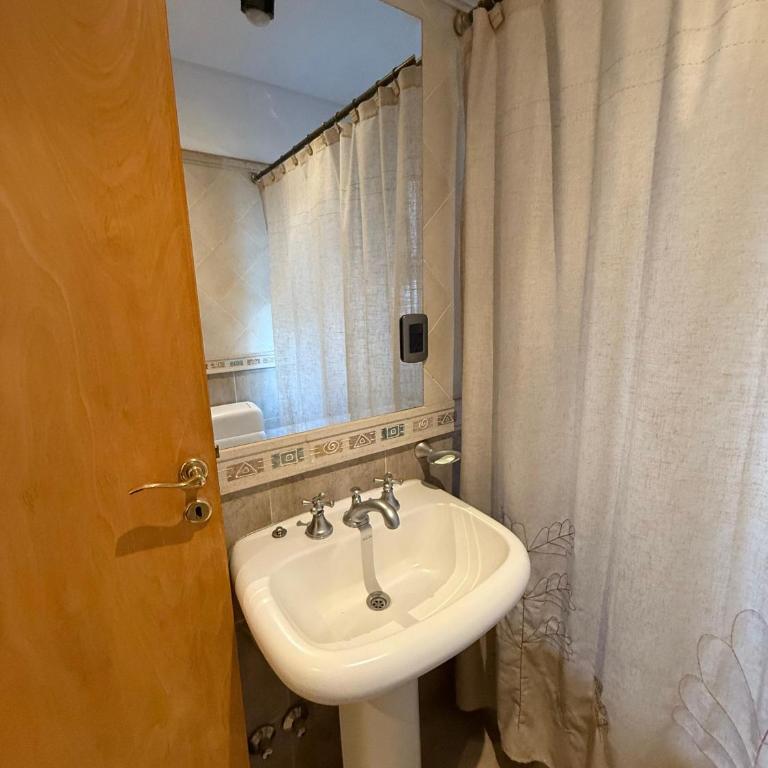 Dpto amplio con patio, churrasquera y cochera - Apartamento de 2 dormitorios - 13