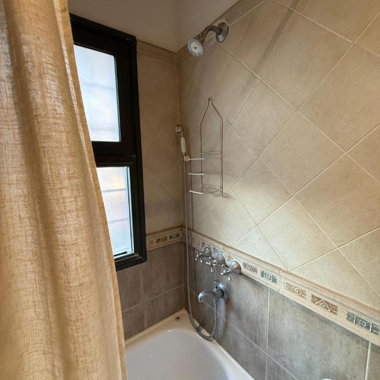 Dpto amplio con patio, churrasquera y cochera - Apartamento de 2 dormitorios - 23