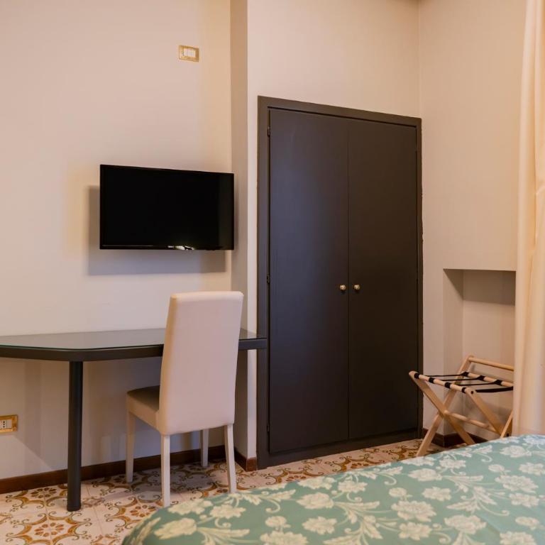 Cavour 30TRE - Moderno per tradizione - Camera Queen con Balcone - 2