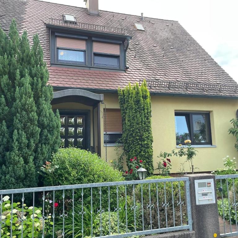 Spacious 3BR House with 2 Parking Spaces & Garden - Haus mit 3 Schlafzimmern - 2