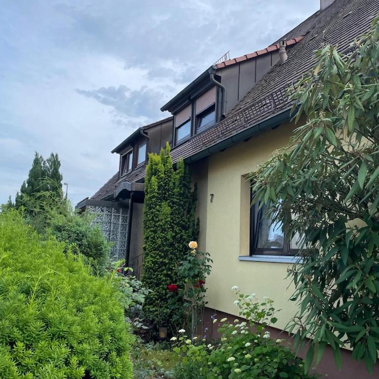 Spacious 3BR House with 2 Parking Spaces & Garden - Haus mit 3 Schlafzimmern - 32