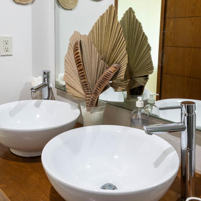 Beachfront Condo AC Pool WiFi Laundry - Apartamento de 2 dormitorios con balcón y vistas al mar - 8