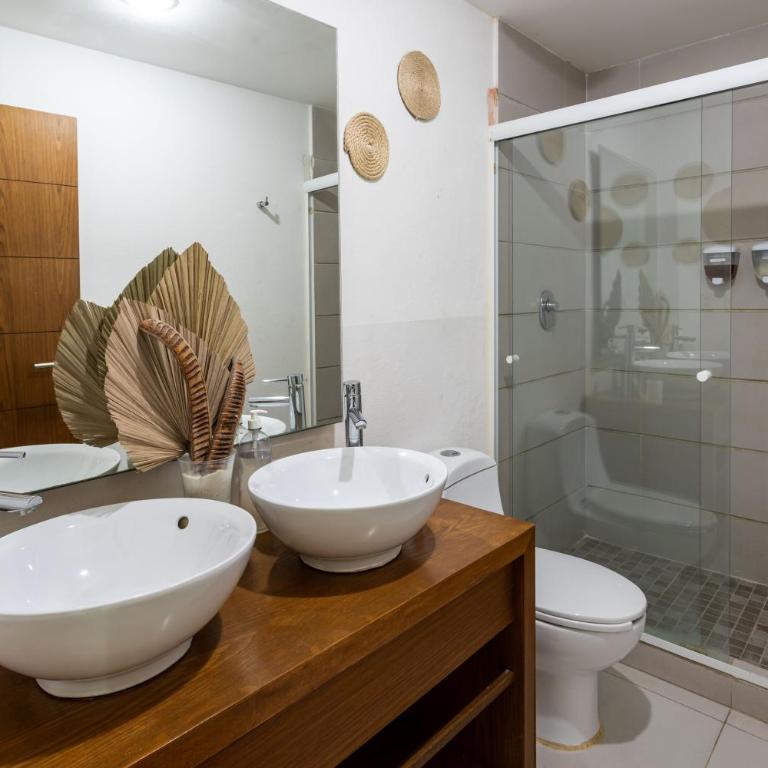 Beachfront Condo AC Pool WiFi Laundry - Apartamento de 2 dormitorios con balcón y vistas al mar - 6
